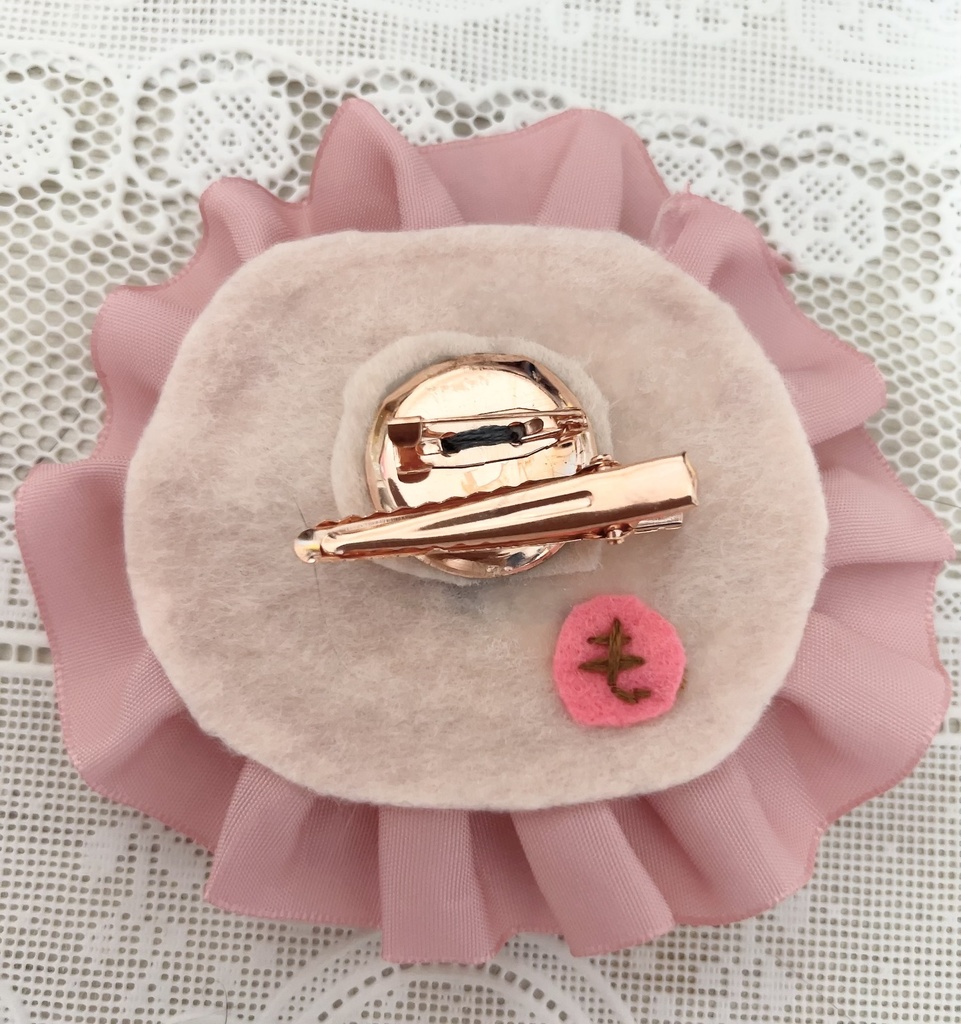 【刺繍ブローチ】ピンク猫のロゼット