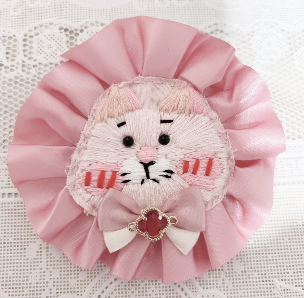 【刺繍ブローチ】ピンク猫のロゼット