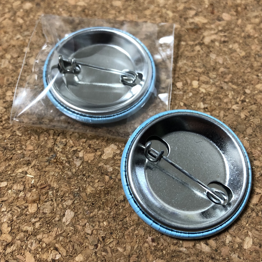 オリジナル缶バッチ デザインB「胡坐×水色」