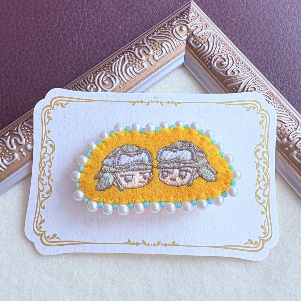 18と17の手刺繍ブローチ