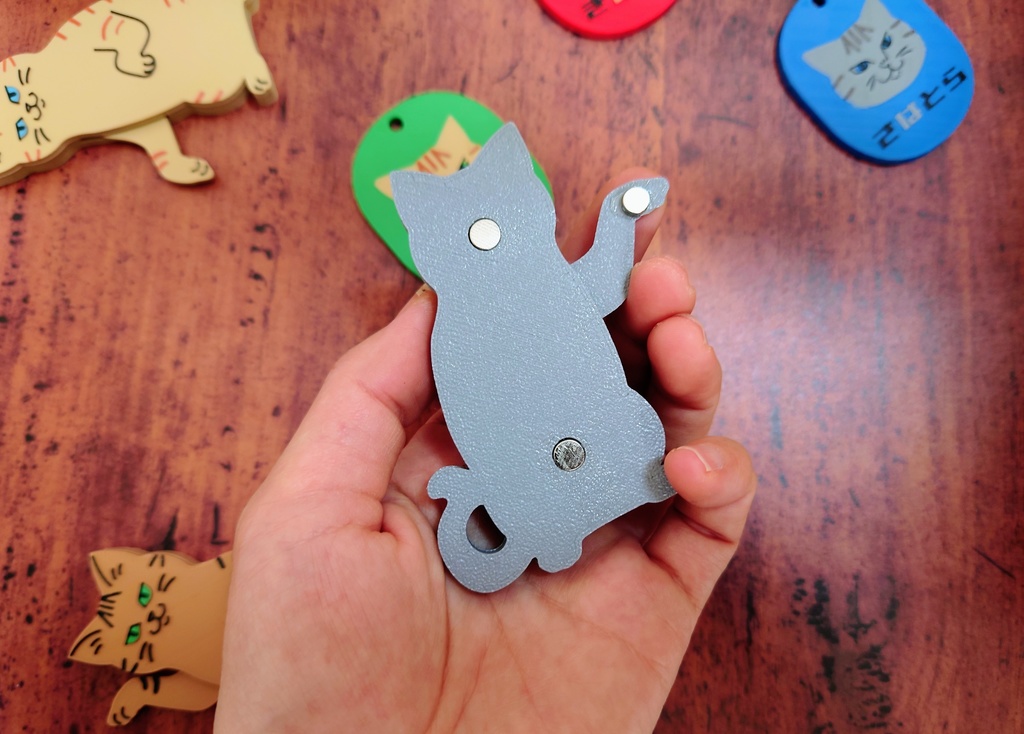 手が動く猫マグネット