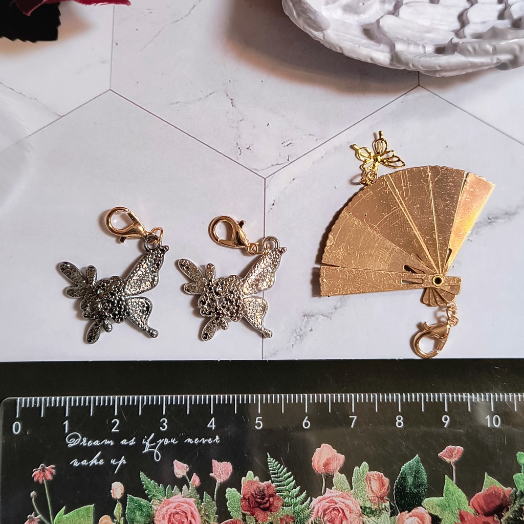 鬼滅の刃 童磨と胡蝶しのぶイメージ 鉄扇と二色の蝶々 カスタムキーホルダー(可動式・付け替え自由)