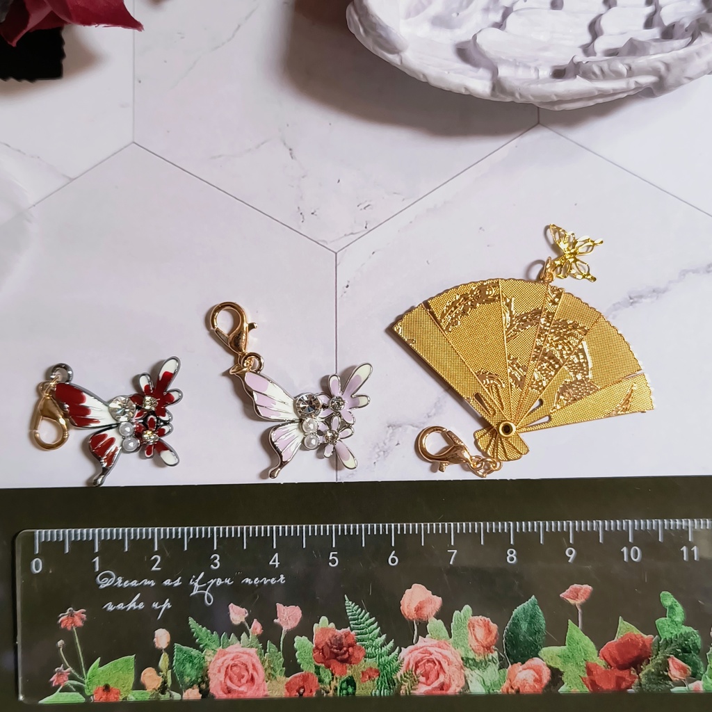 鬼滅の刃 童磨と胡蝶しのぶイメージ 鉄扇と二色の蝶々 カスタムキーホルダー(可動式・付け替え自由)