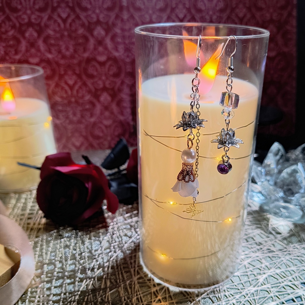 鬼滅の刃 童磨としのぶイメージ 蓮の花と蝶が舞うアシンメトリーデザインピアス