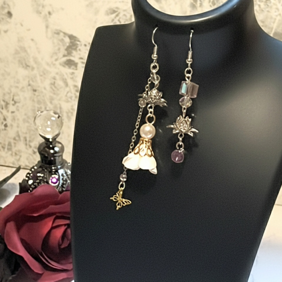 鬼滅の刃　童磨としのぶイメージ　蓮の花と蝶が舞うアシンメトリーデザインピアス