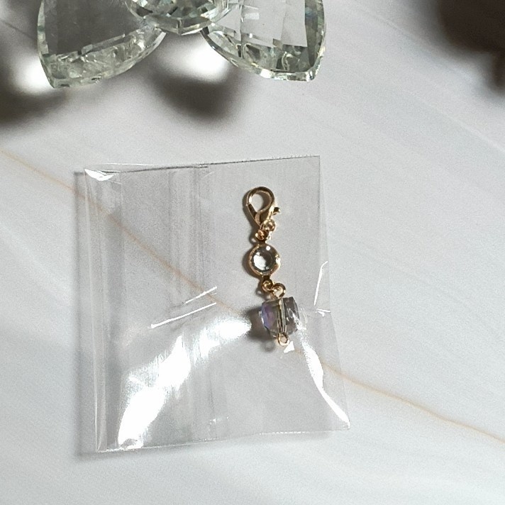 チャーム付き 移ろう蝶と煌めく花の結晶。童磨対しのぶイメージ 長さ調節で表情が変わるハンドメイドネックレス