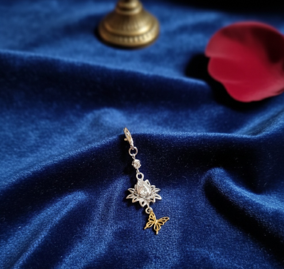 鬼滅の刃イメージ　蓮の花の結晶　蝶　概念イメージチャーム（蓮と蝶）