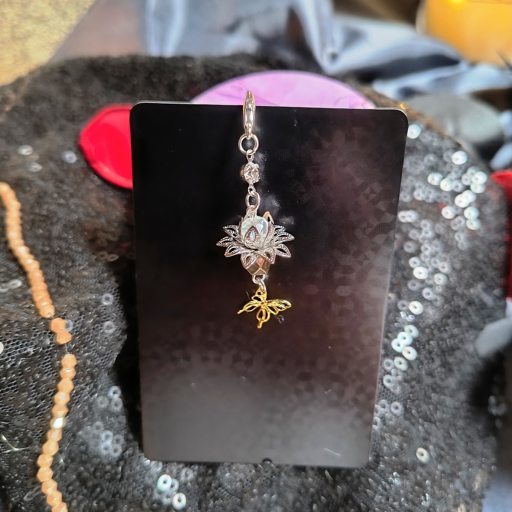 鬼滅の刃イメージ 蓮の花の結晶 蝶 概念イメージチャーム(蓮と蝶)