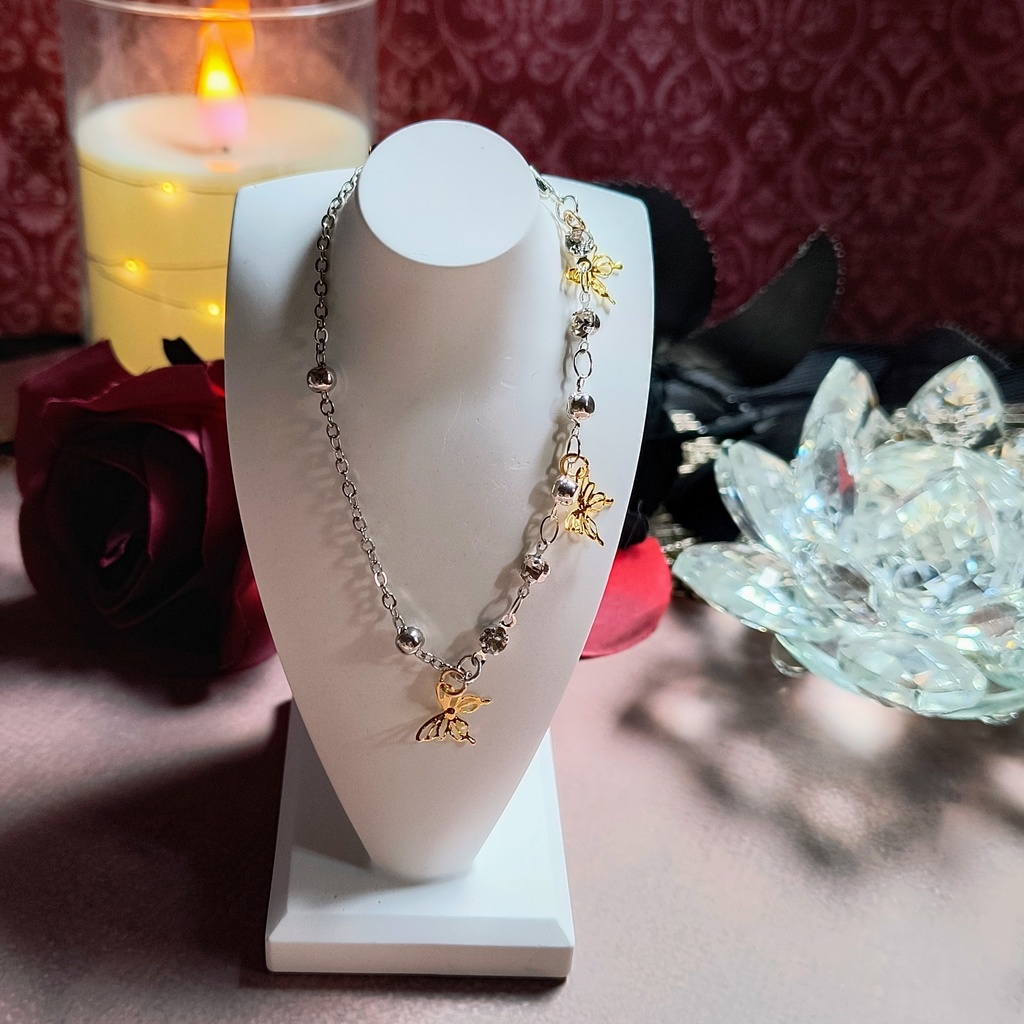 胡蝶しのぶイメージ 左右で魅せる表情。蝶とラインストーンの贅沢ブレスレット(シルバー&ゴールド)