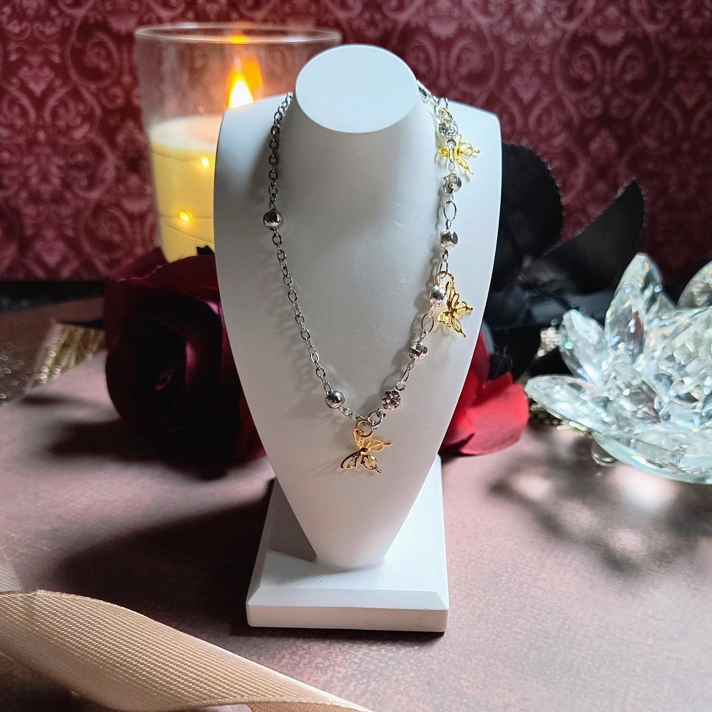 胡蝶しのぶイメージ　左右で魅せる表情。蝶とラインストーンの贅沢ブレスレット（シルバー＆ゴールド）