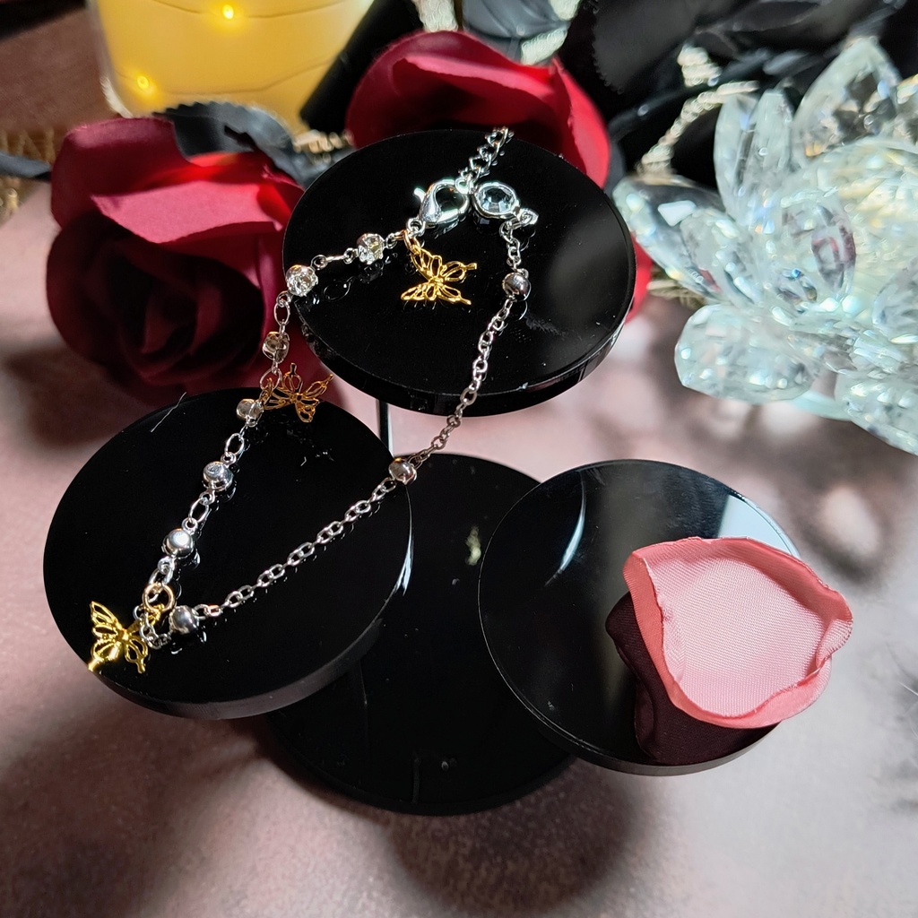 胡蝶しのぶイメージ 左右で魅せる表情。蝶とラインストーンの贅沢ブレスレット(シルバー&ゴールド)