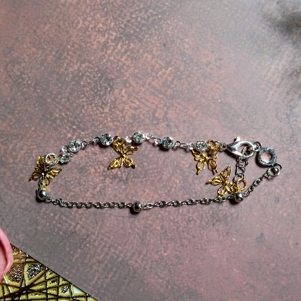 胡蝶しのぶイメージ 左右で魅せる表情。蝶とラインストーンの贅沢ブレスレット(シルバー&ゴールド)