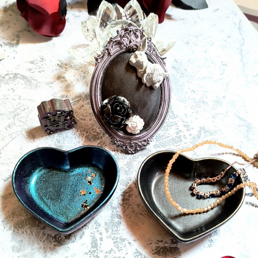 【訳ありアウトレット】光や角度で色が変わる 魔法のハートトレイ ＆ 尊いフレーム セット