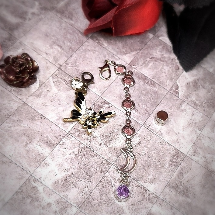 【アレンジ自在】16点セット チャームで推し活カードディスプレイ 魔法の掲示板ゴシック・アンティークなマグネット式ウェルカムボード