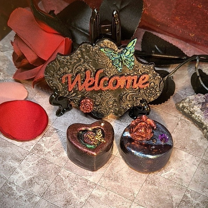 幻想を飾るディスプレイボード漆黒×石塑粘土 置物2点イーゼル付