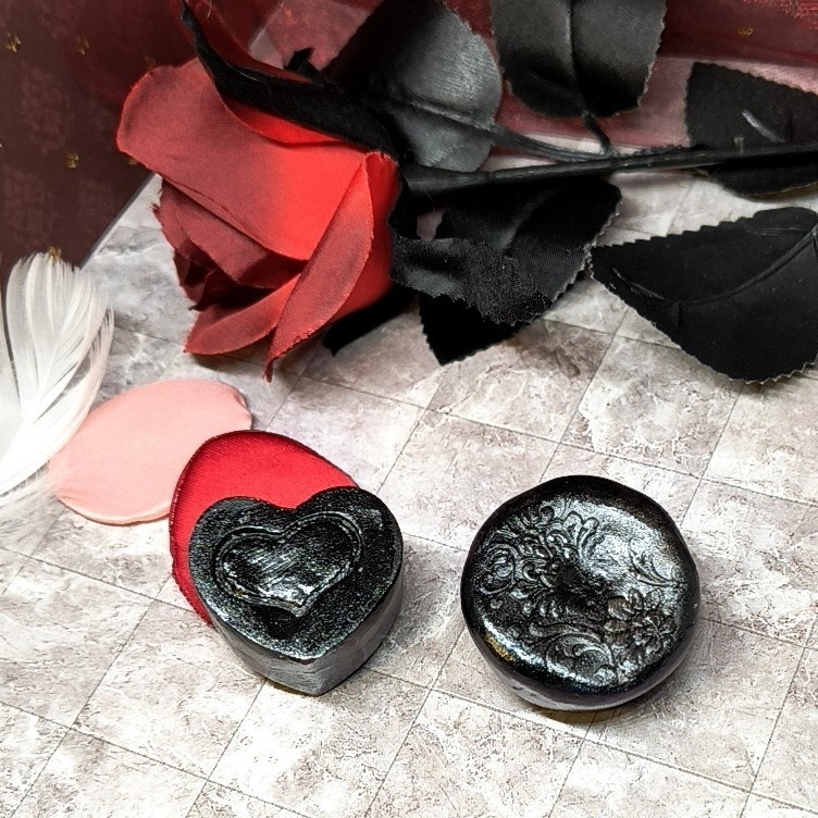 幻想を飾るディスプレイボード漆黒×石塑粘土 置物2点イーゼル付