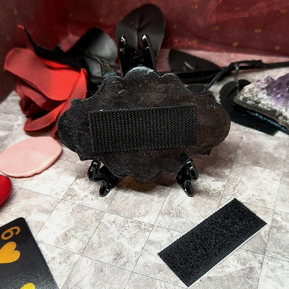 幻想を飾るディスプレイボード漆黒×石塑粘土 置物2点イーゼル付