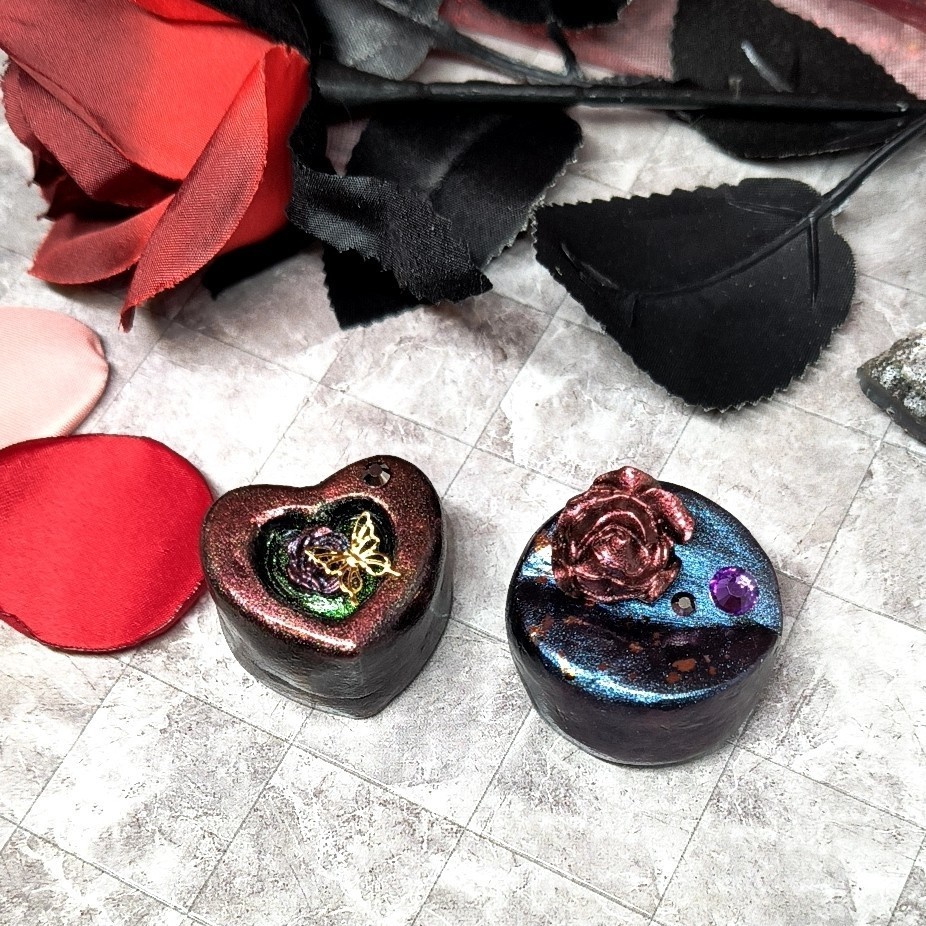 幻想を飾るディスプレイボード漆黒×石塑粘土 置物2点イーゼル付