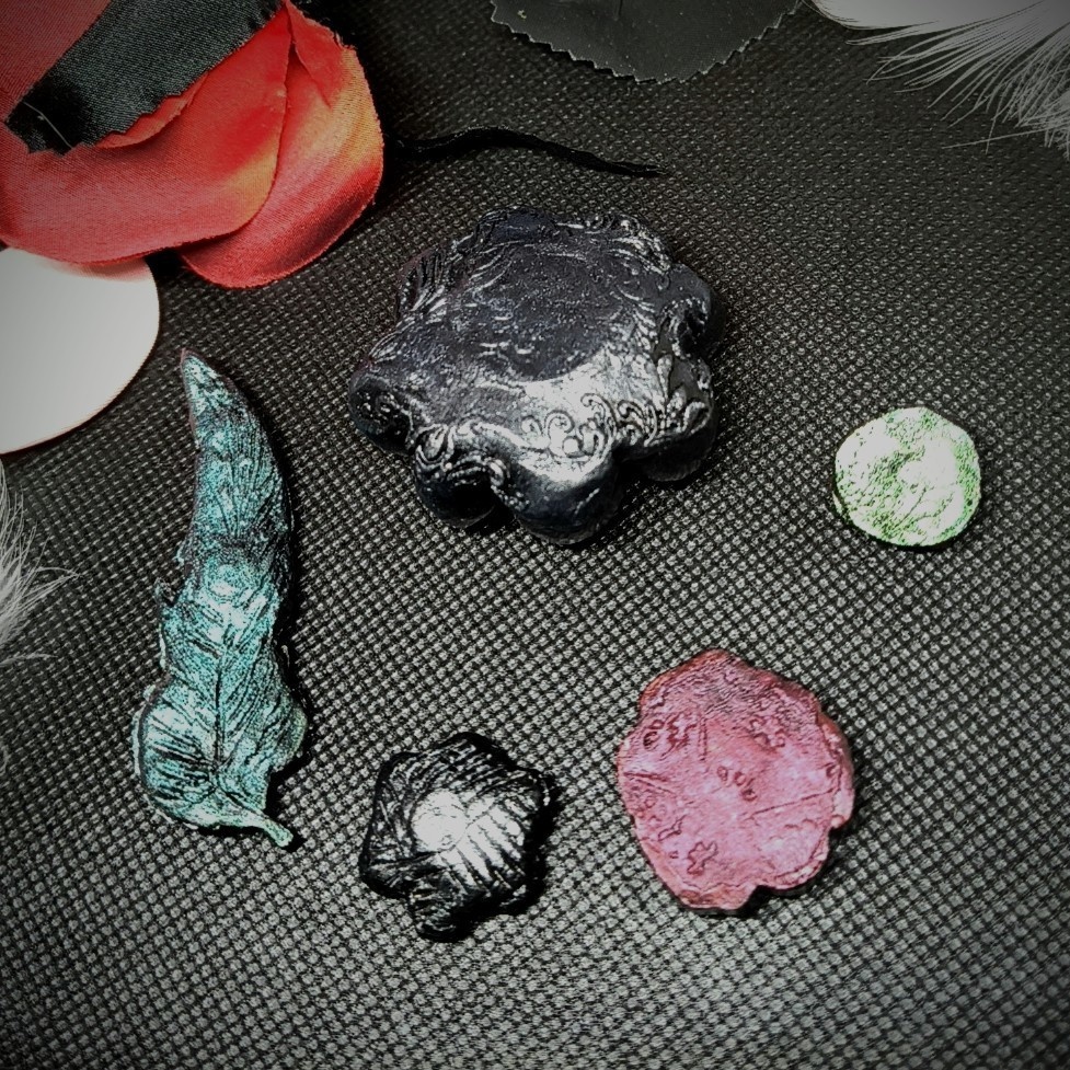 【魔法の掲示板】 豪華20点セット 選べるチャーム付き・アンティークな魔法書風カスタムディスプレイボード