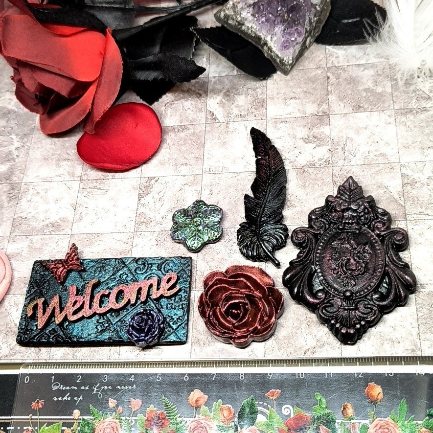 【魔法の掲示板】 豪華20点セット 選べるチャーム付き・アンティークな魔法書風カスタムディスプレイボード