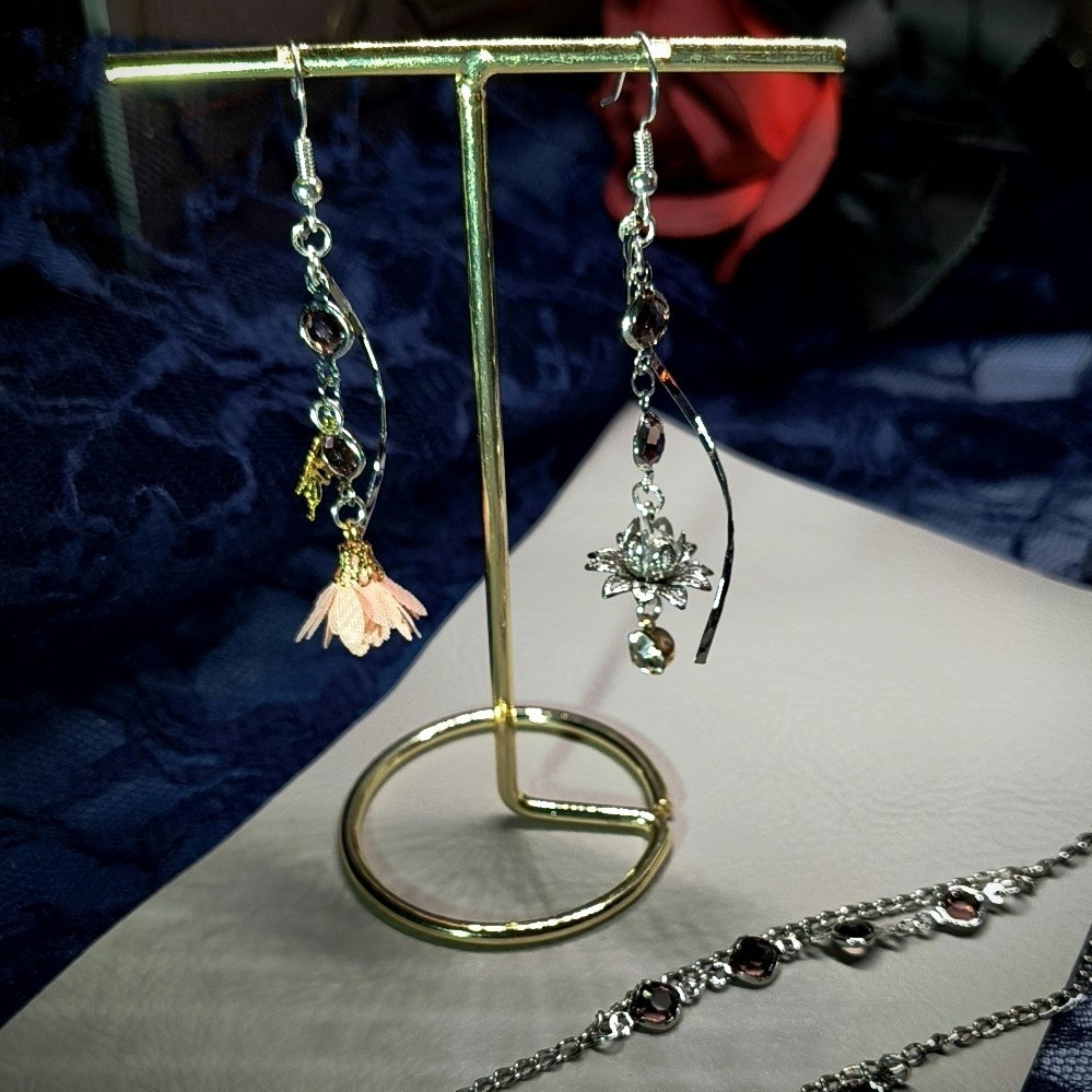 【概念アクセサリー】 蓮と氷晶のネックレス&ピアスセット(シルバー×パープル)