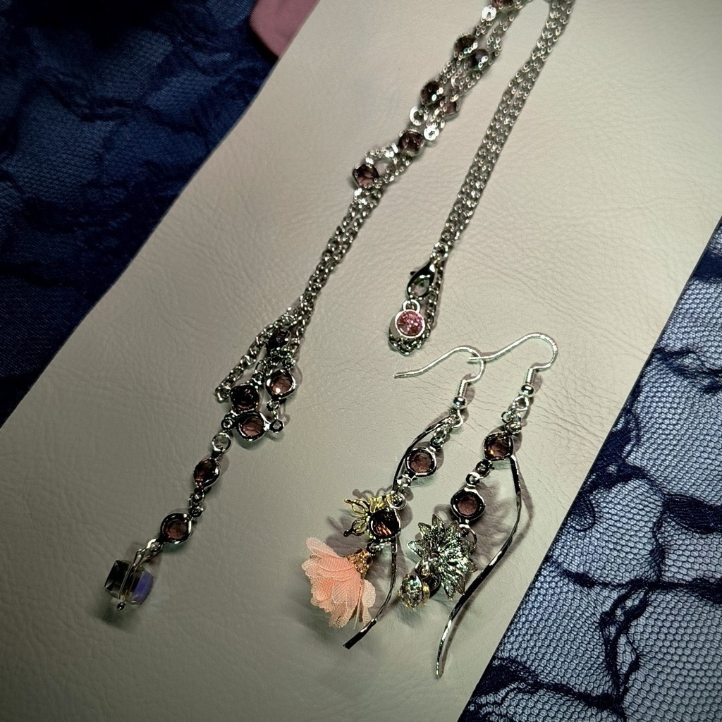 【概念アクセサリー】 蓮と氷晶のネックレス&ピアスセット(シルバー×パープル)