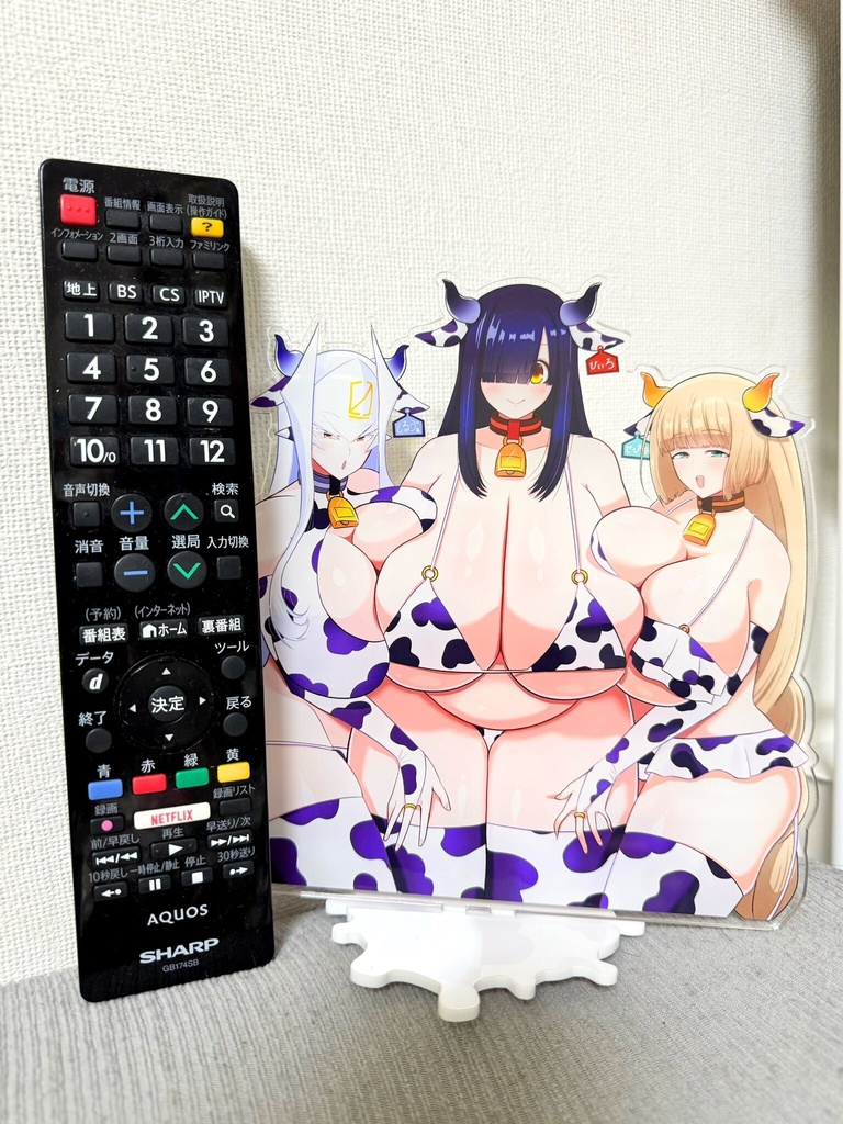 牛BIG3girl アクリルスタンド 19cm×19cm ボンバーガール セピア ヒイロ シルヴァ