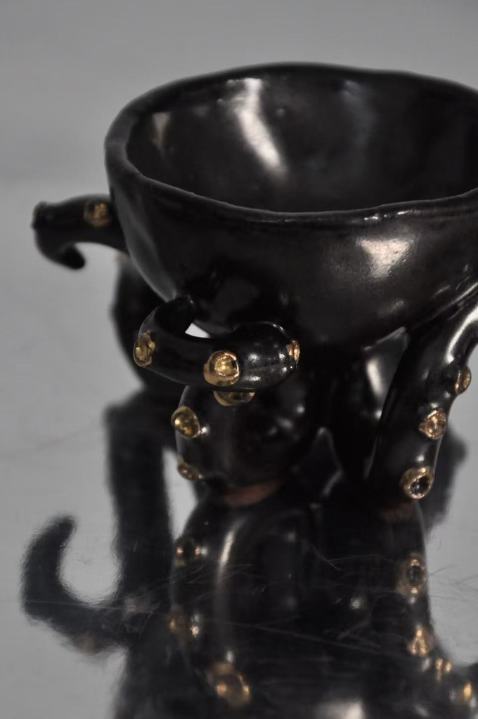 【黒と黄金の触手マグカップ】— 深淵 × 黄金 × クトゥルフ神話