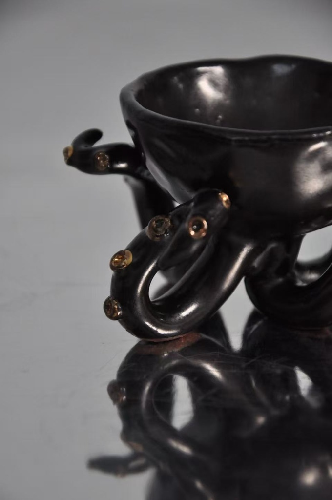 【黒と黄金の触手マグカップ】— 深淵 × 黄金 × クトゥルフ神話