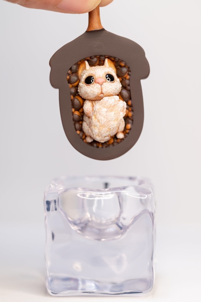 どんぐりリス ウィンターver.　レジン塗装済完成品(ハンドメイド)