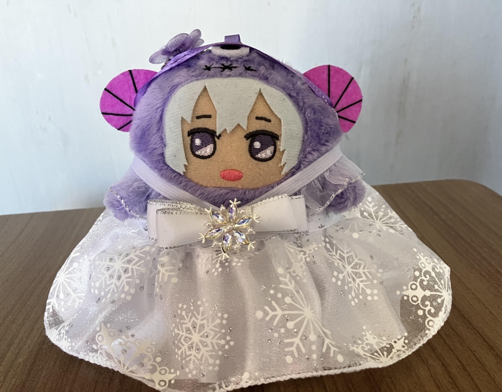 雪の結晶きらめく純白ドレス