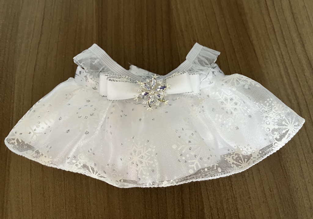 雪の結晶きらめく純白ドレス