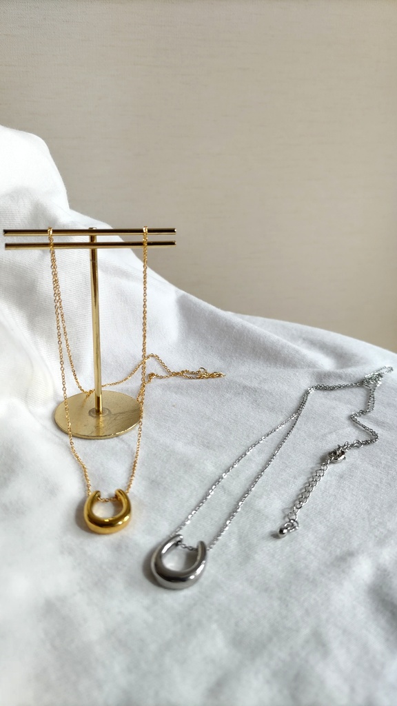 あなたと歩くホースシューネックレス