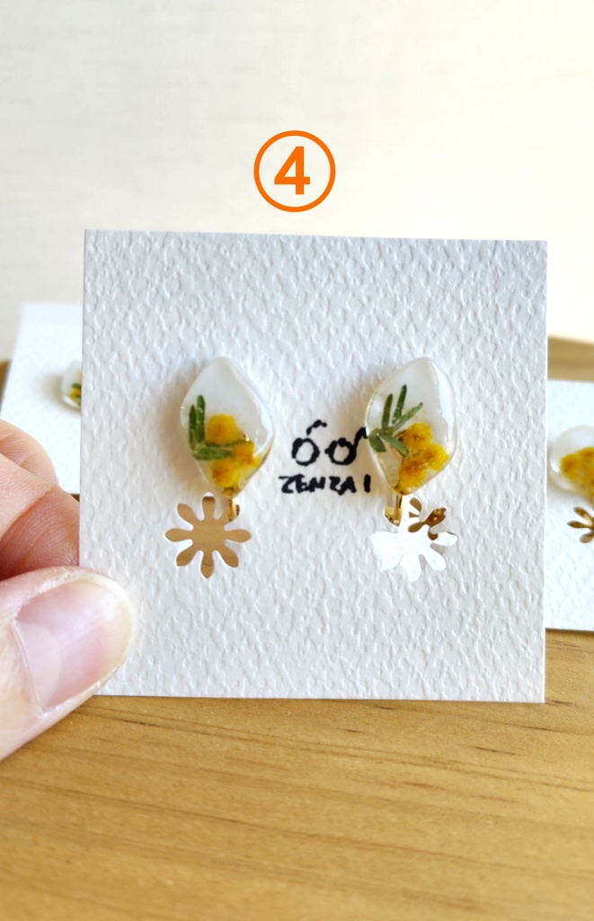 黄色と緑色のミモザ