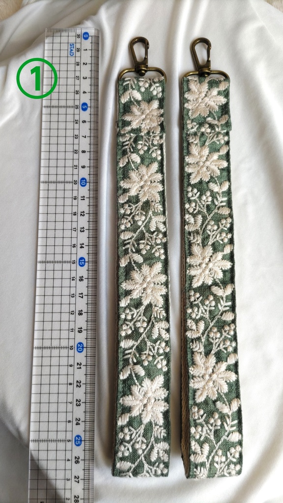 インド刺繍リボンのゆるっと長めのストラップ