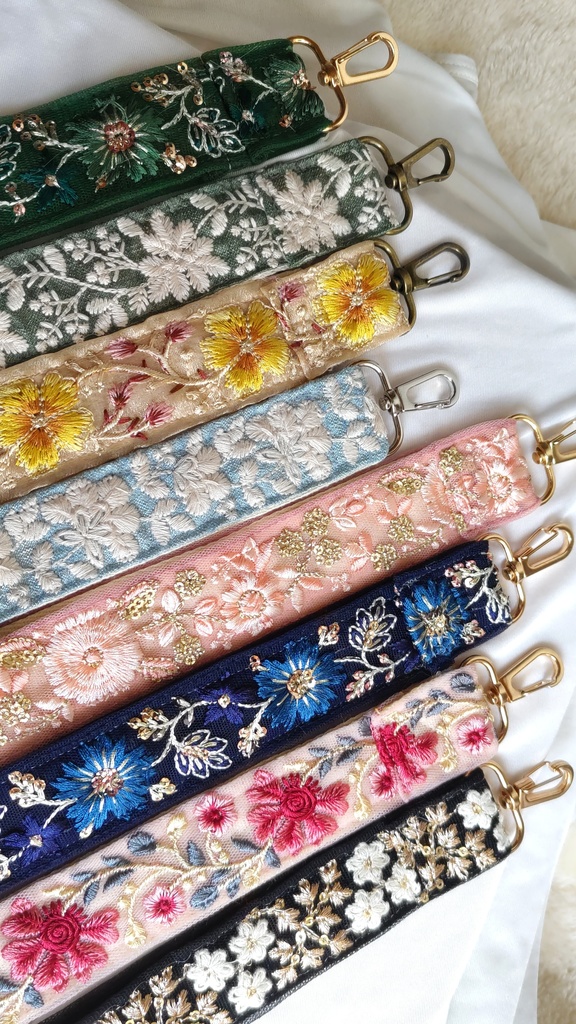 インド刺繍リボンのゆるっと長めのストラップ