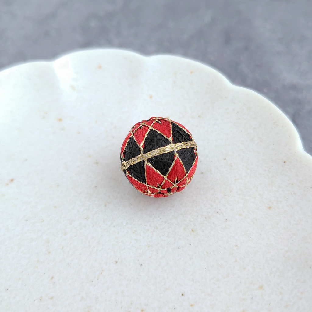 【パーツ(金具)が選べる】一粒手まり - 黒 × 真朱 -