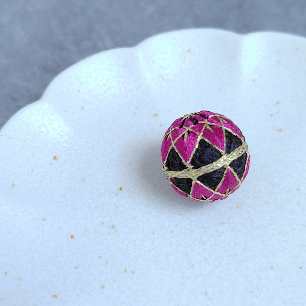 【パーツ(金具)が選べる】一粒手まり - 黒 × 帝王紫 -