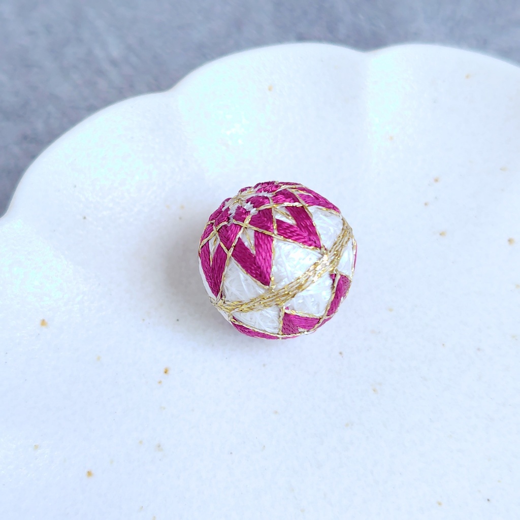 【パーツ(金具)が選べる】一粒手まり - 白 × 帝王紫 -