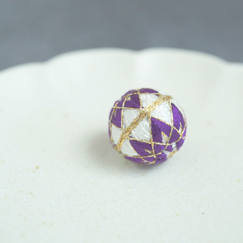 【パーツ(金具)が選べる】一粒手まり - 白 × 江戸紫 -