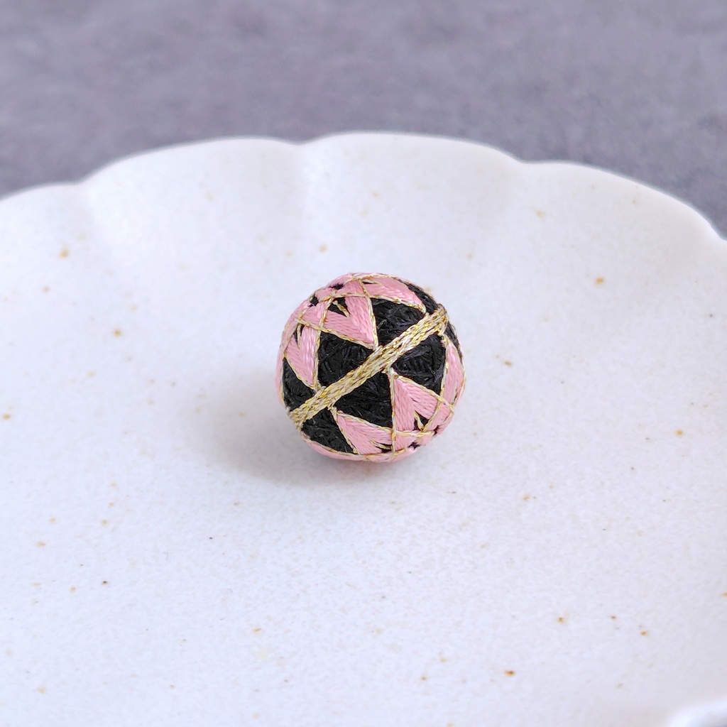 【パーツ(金具)が選べる】一粒手まり - 黒 × 長春色 -