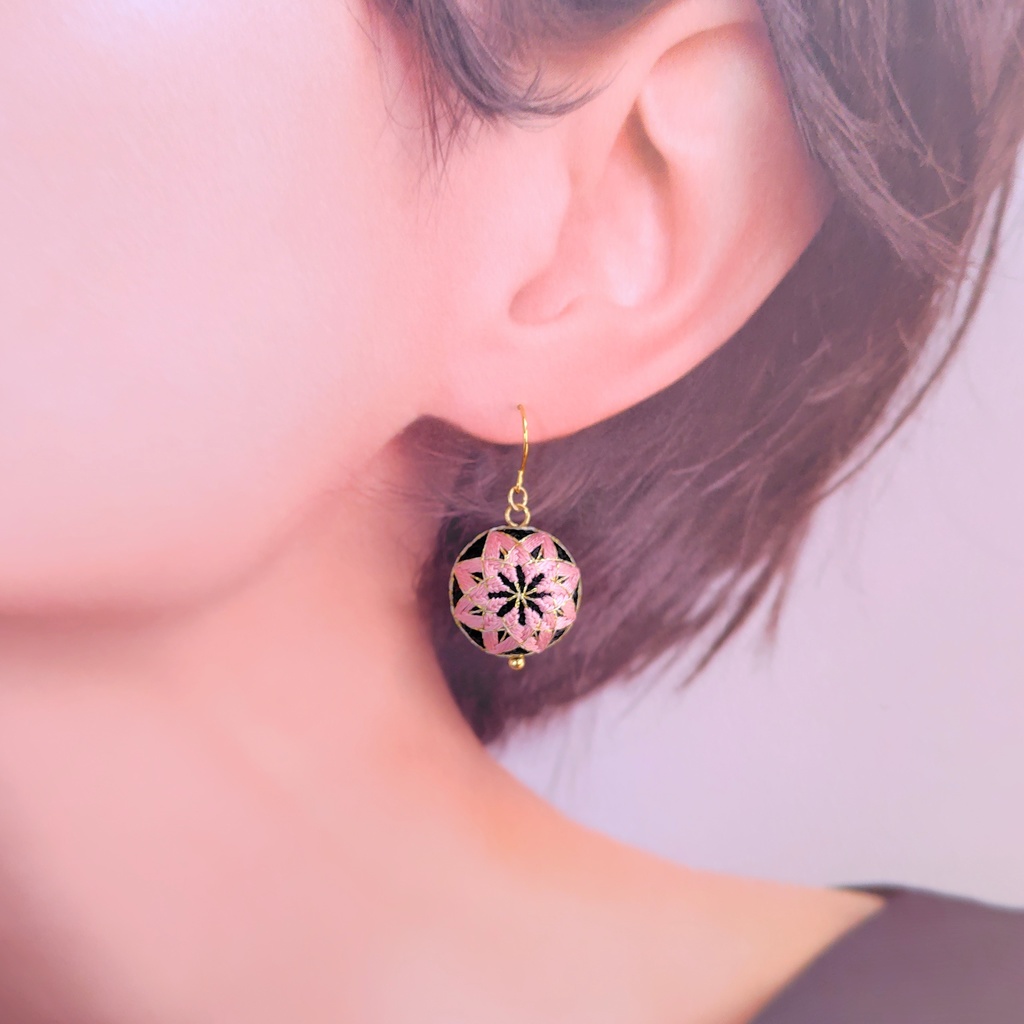 【パーツ(金具)が選べる】一粒手まり - 黒 × 長春色 -