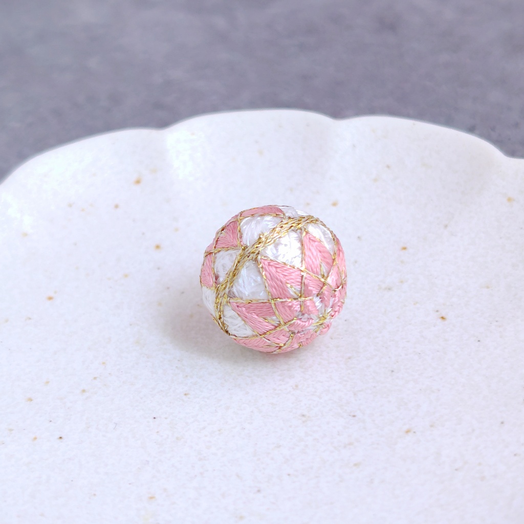 【パーツ(金具)が選べる】一粒手まり - 白 × 長春色 -