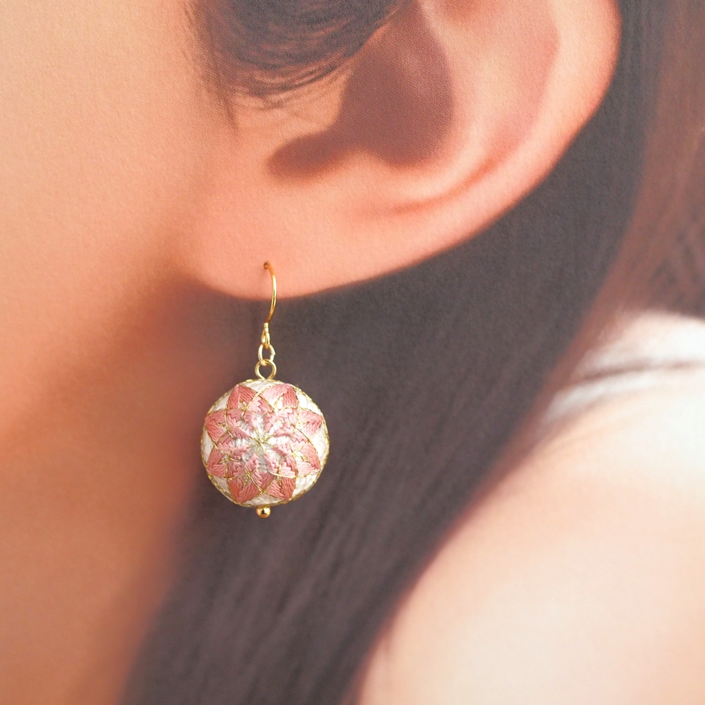 【パーツ(金具)が選べる】一粒手まり - 白 × 長春色 -