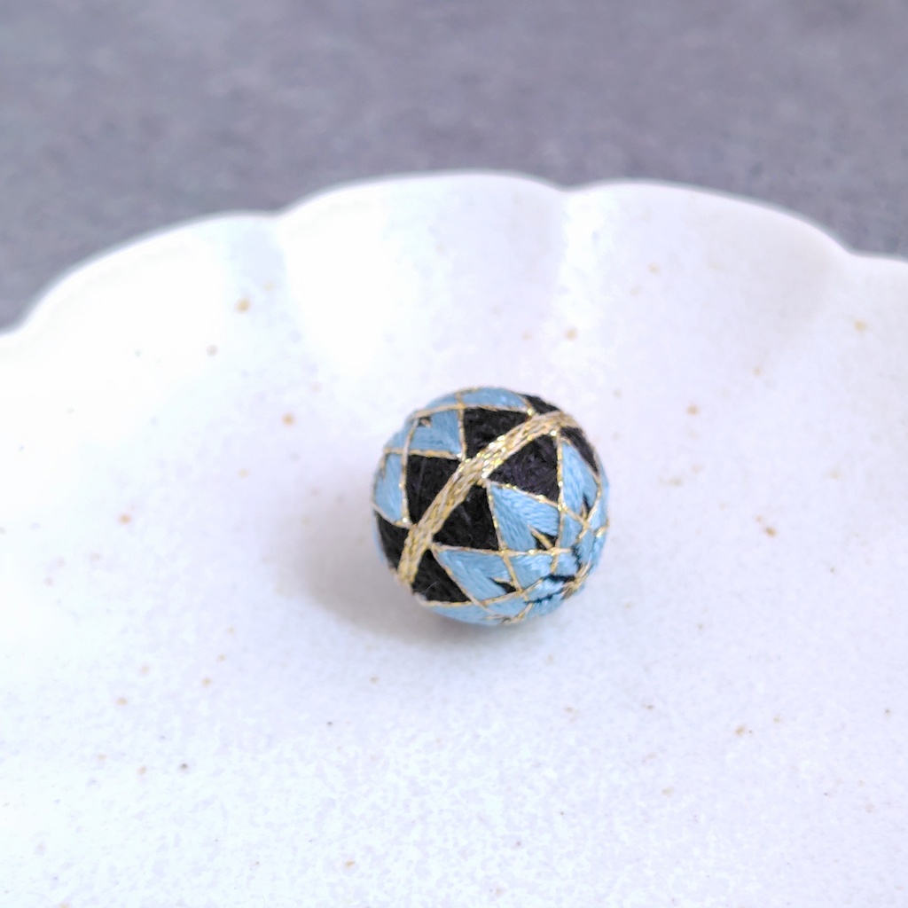 【パーツ(金具)が選べる】一粒手まり - 黒 × 紫陽花青 -