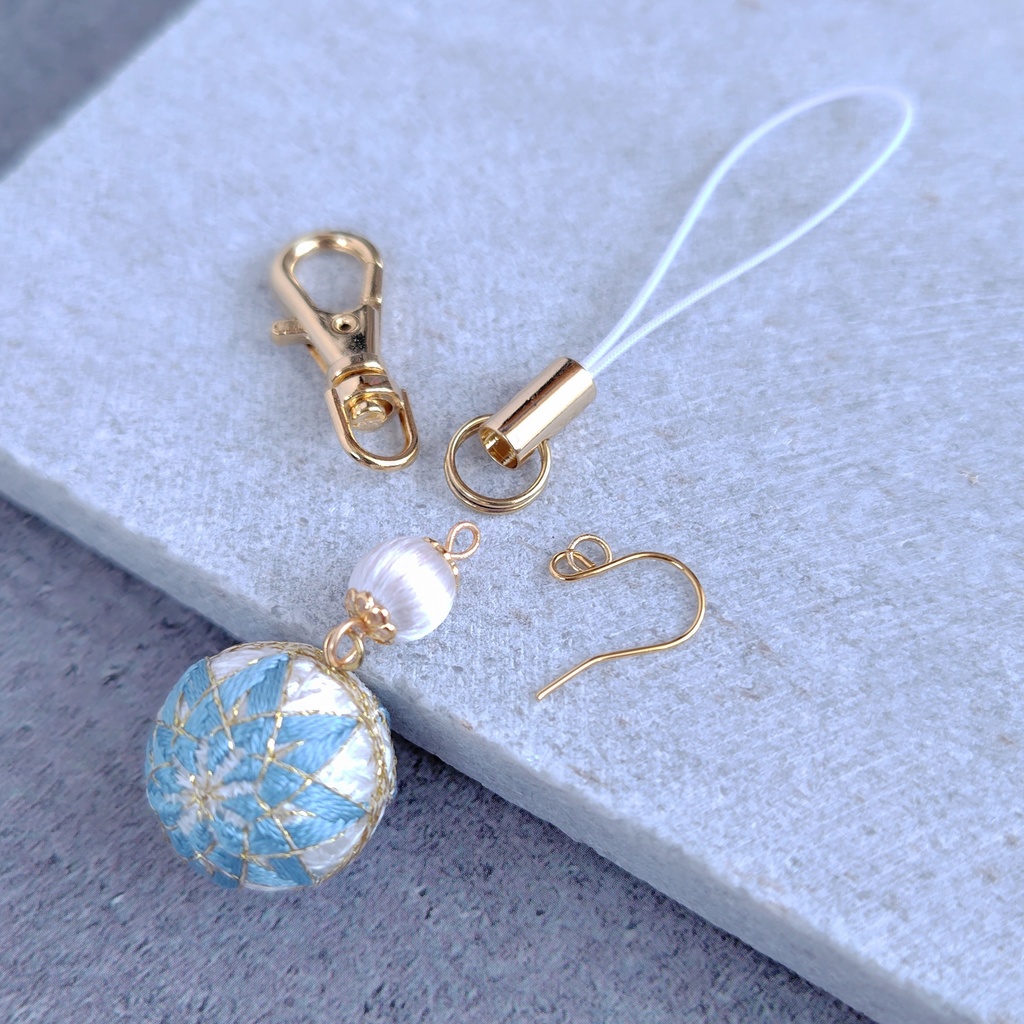 【パーツ(金具)が選べる】一粒手まり - 白 × 紫陽花青 -