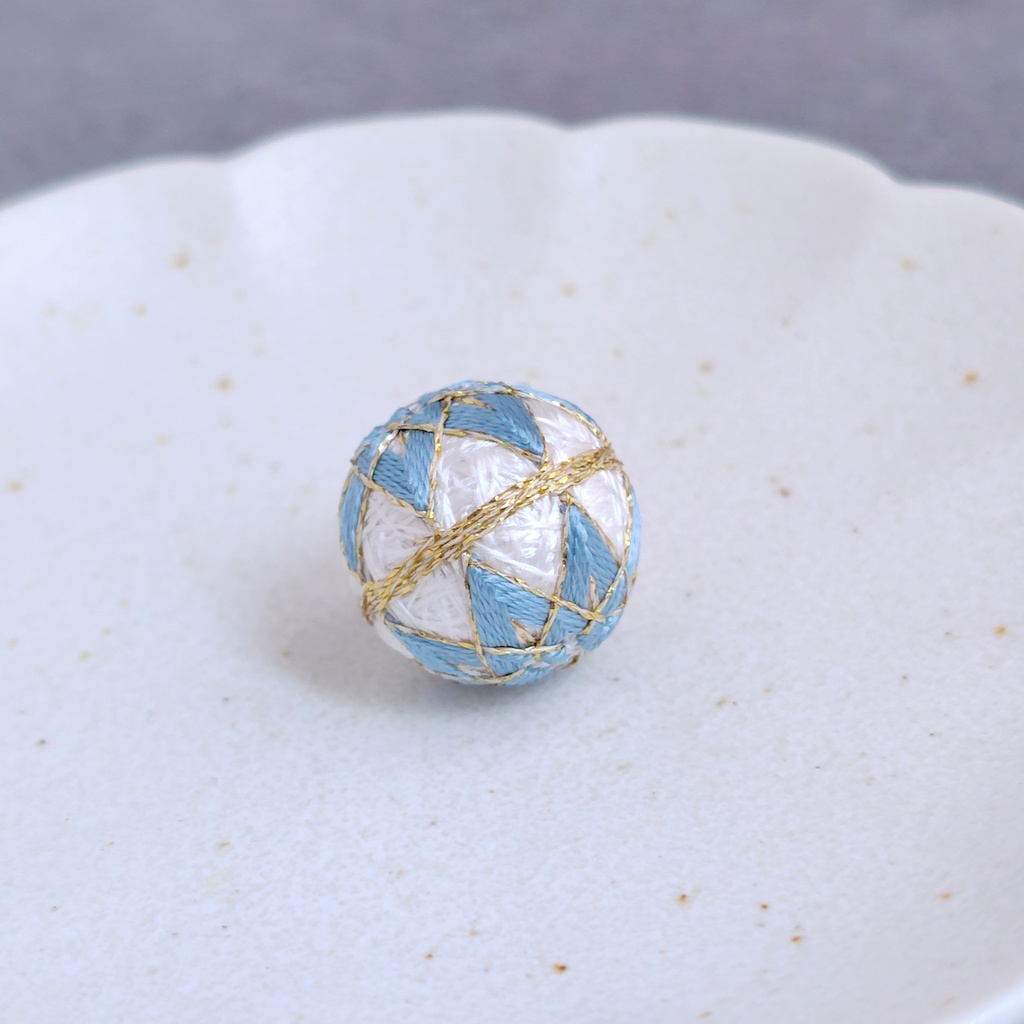 【パーツ(金具)が選べる】一粒手まり - 白 × 紫陽花青 -