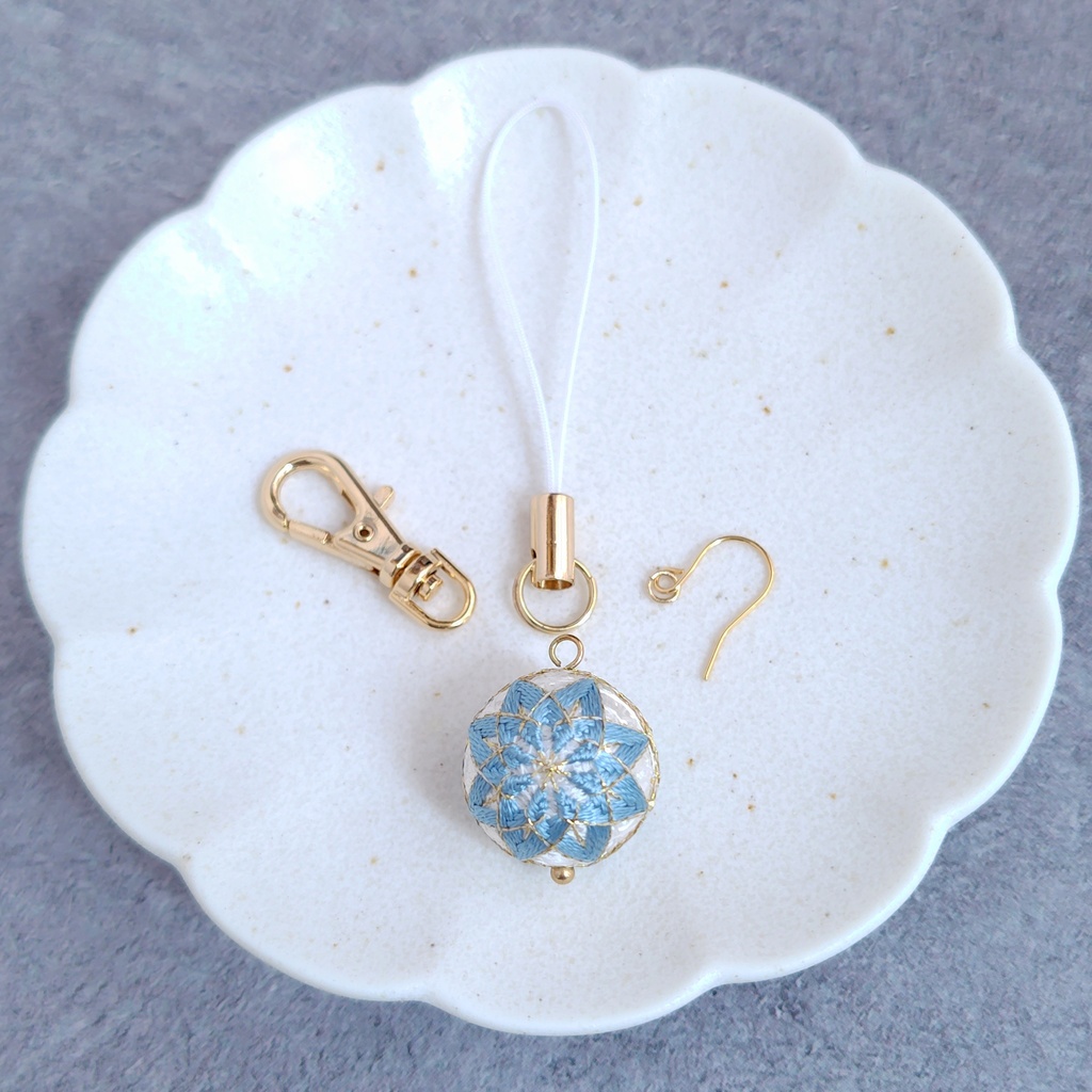【パーツ(金具)が選べる】一粒手まり - 白 × 紫陽花青 -