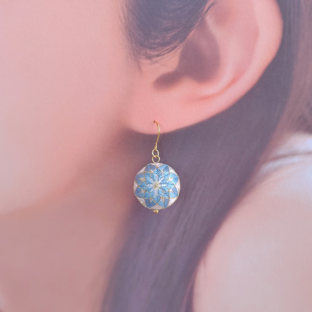 【パーツ(金具)が選べる】一粒手まり - 白 × 紫陽花青 -