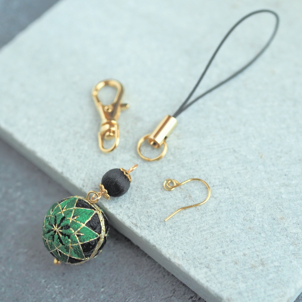 【パーツ(金具)が選べる】一粒手まり - 黒 × 柚葉色 -